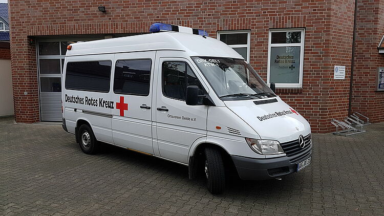 Krankentransportwagen in weiß