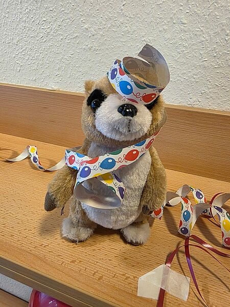 Plüscherdmännchen mit Karnevalsdeko