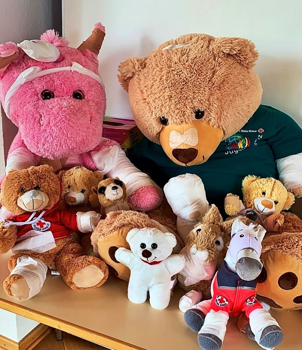 Bild 2: Toll, wie professionell Oelder Kindergartenkinder im Mai und Juni im Rahmen der Stöbertage als Gäste des DRK-Ortsvereins Oelde Stofftiere „versorgt“ haben. Foto: Melanie Westerbeck (DRK Oelde).