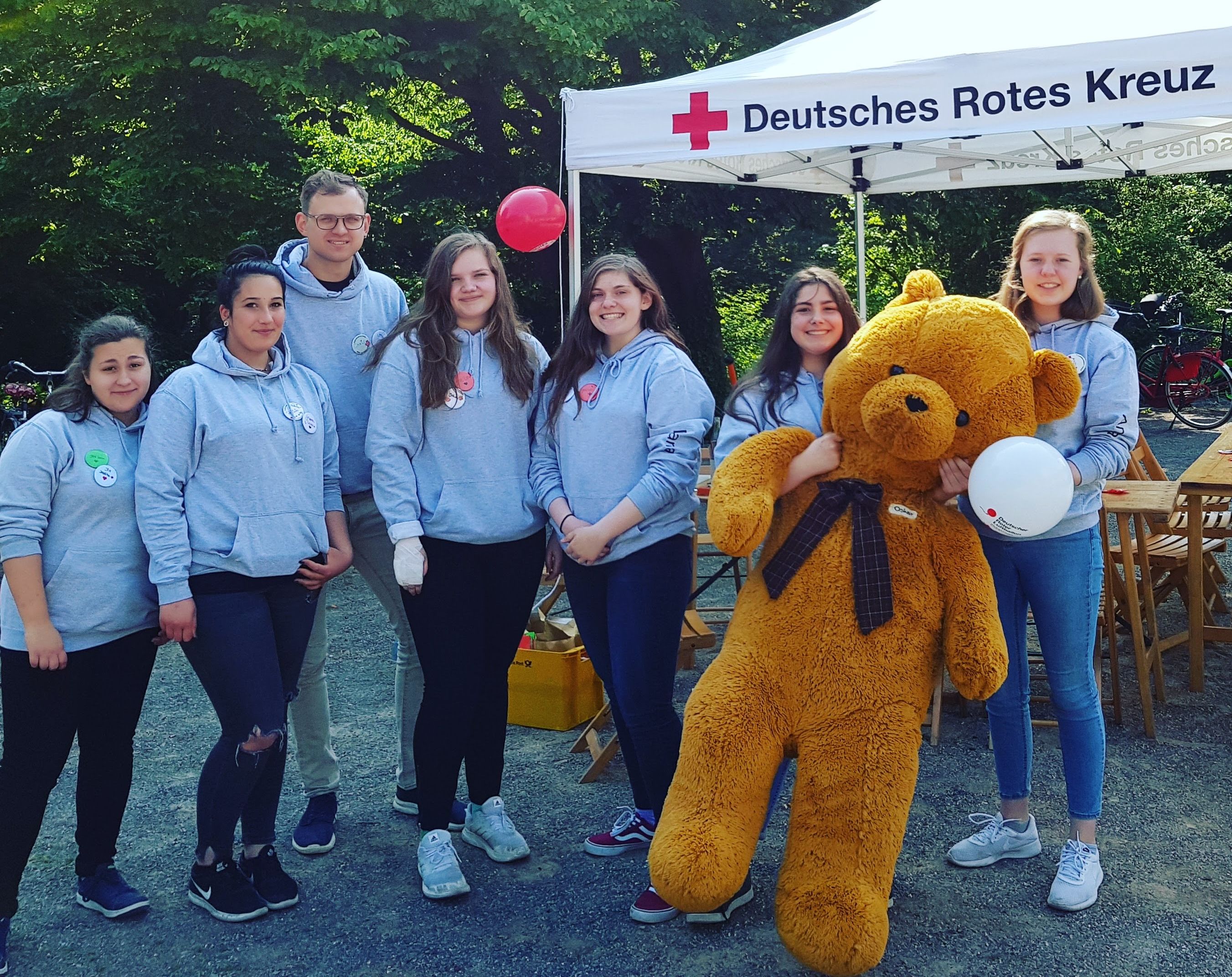 JRK Oelde mit Teddy Oscar beim Kindergarten